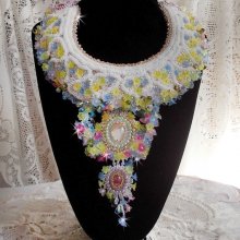 Collana Envolée Fleurie, fiori di lucite, perle e perline ricamate in stile Haute-Couture